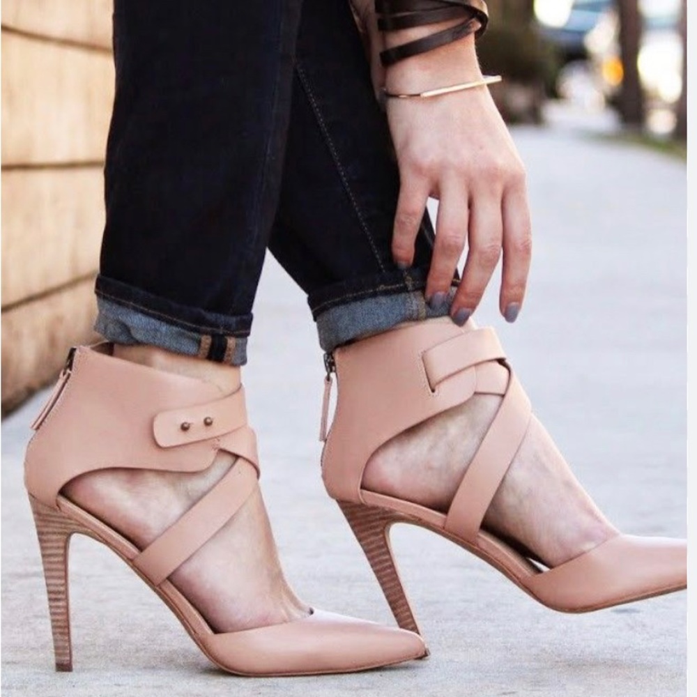 Joe’s Jeans Pete Pointy Toe Pump Ankle Strap in Blush/ Nude. Size 7